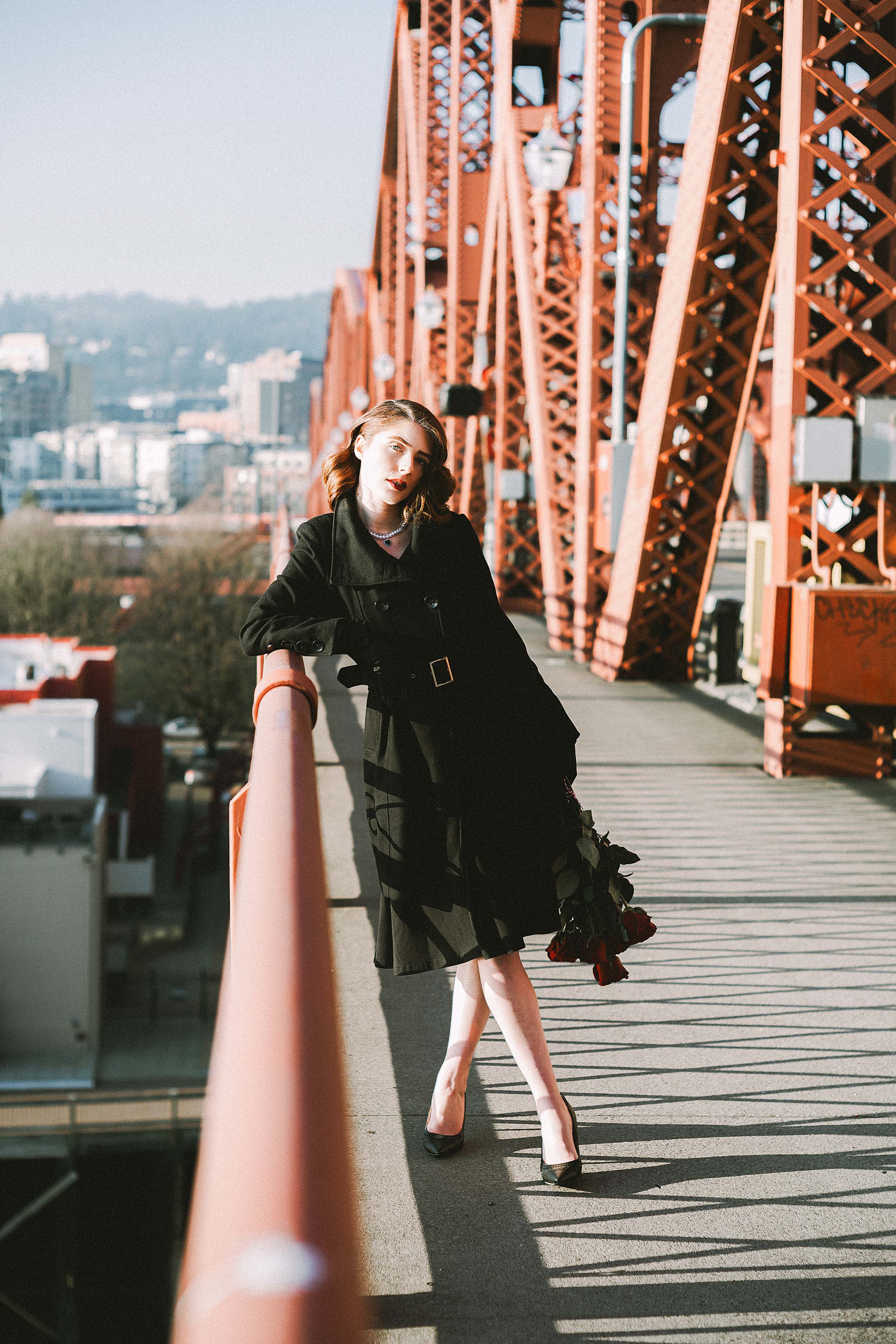 Elegant and Romantic 40s-Inspired Portraits on the Broadway Bridge — photograph 5 of 23